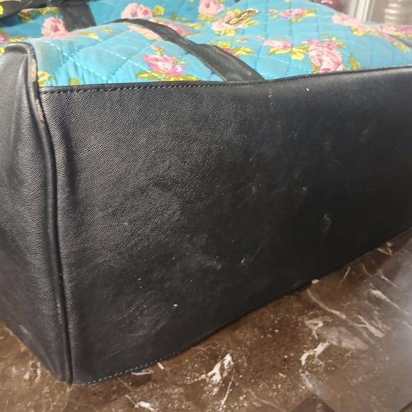 Betsey Johnson Blue Floral Quilted Travel Bag - Picture 9 of 16